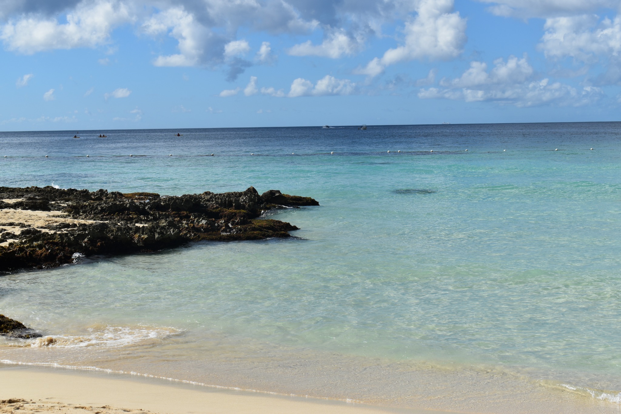 Mar turquesa e praia na viagem a Bayahibe em 2022