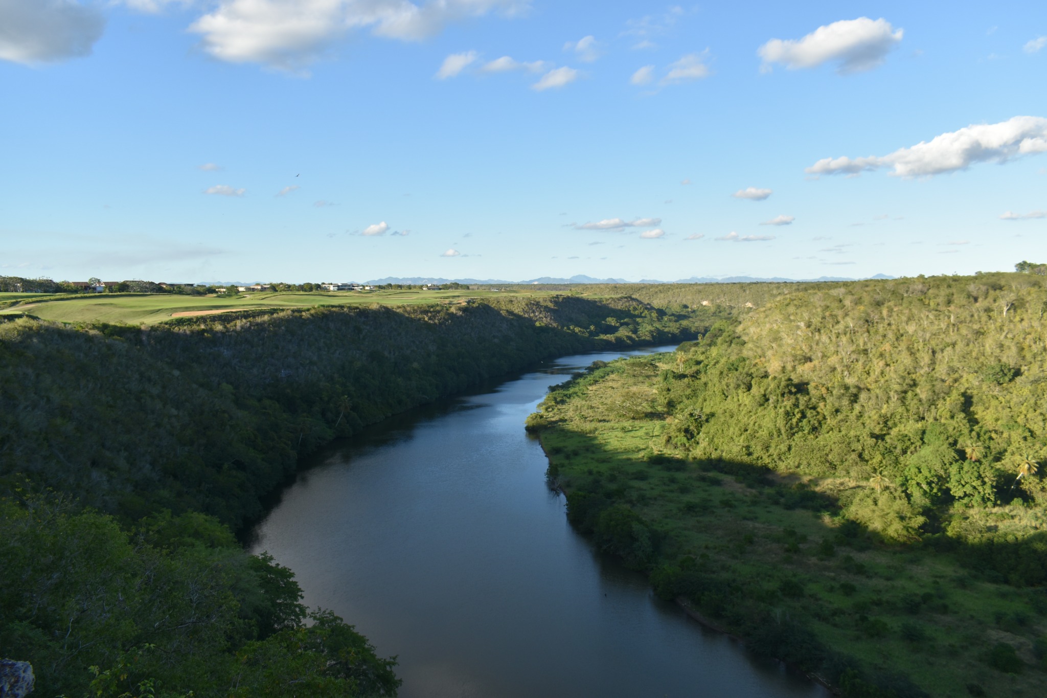 Vista sobre o rio Chavón e a vegetação a partir de Altos de Chavón