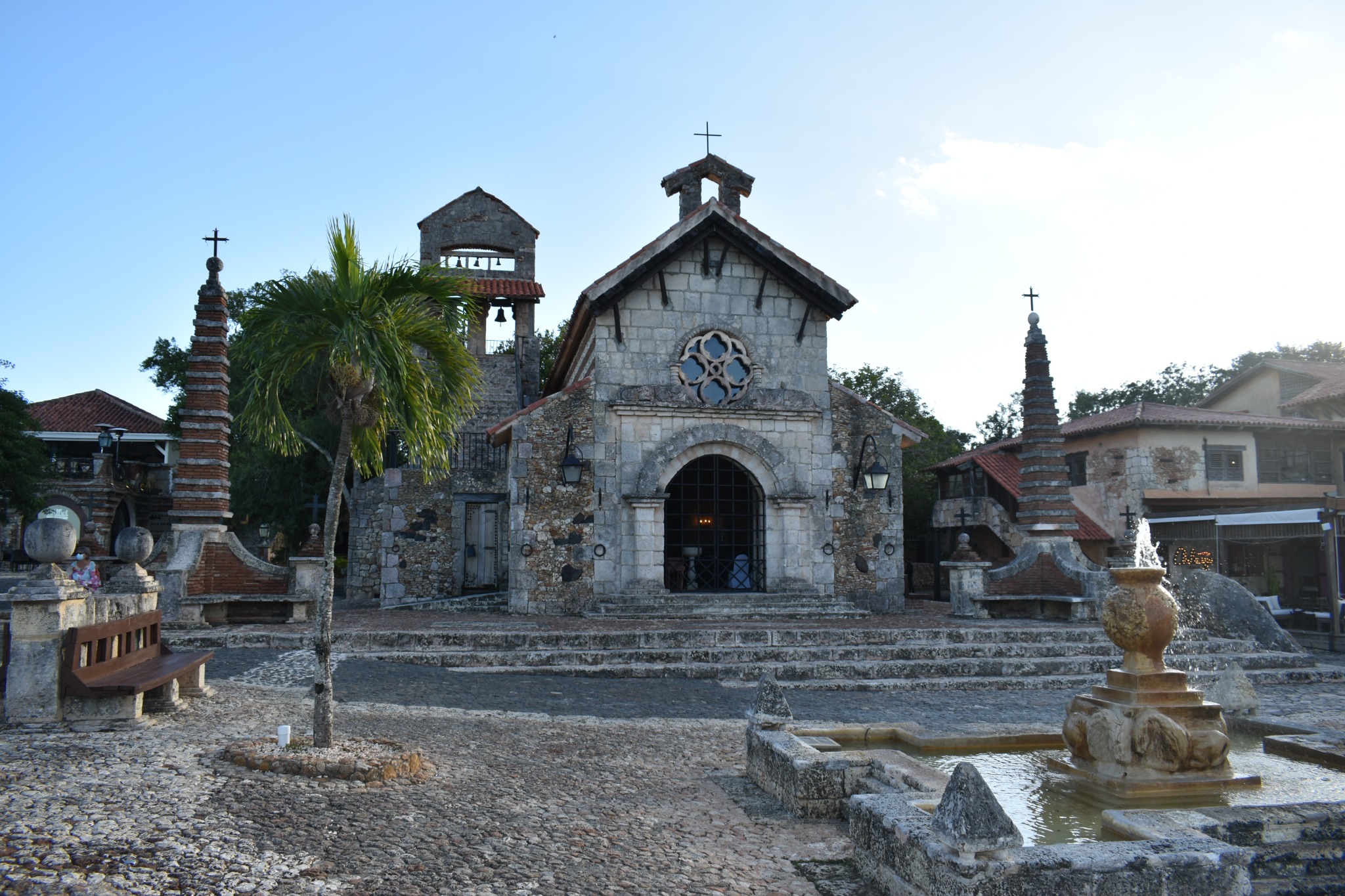 Fachada da igreja de San Estanislao em Altos de Chavón em 2022
