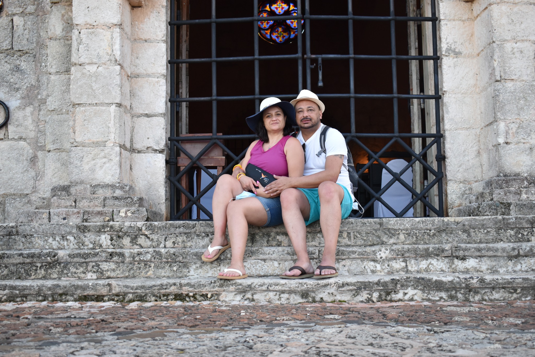 Marilene e Hugo nos degraus da igreja em Altos de Chavón em 2022