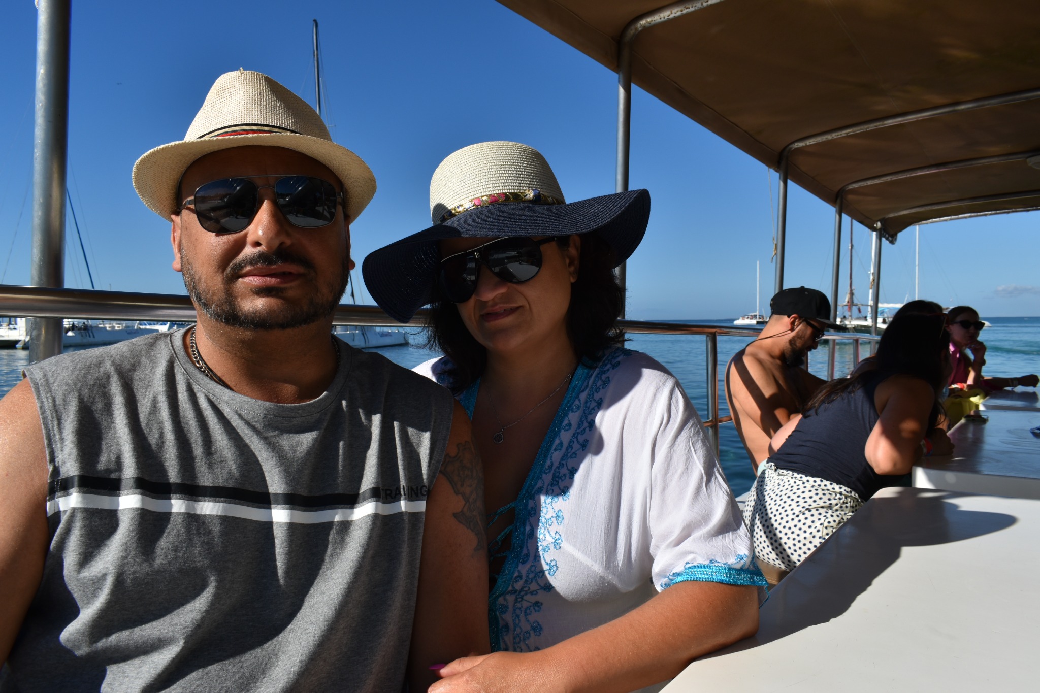 Marilene e Hugo a bordo no passeio à ilha Saona em 2022