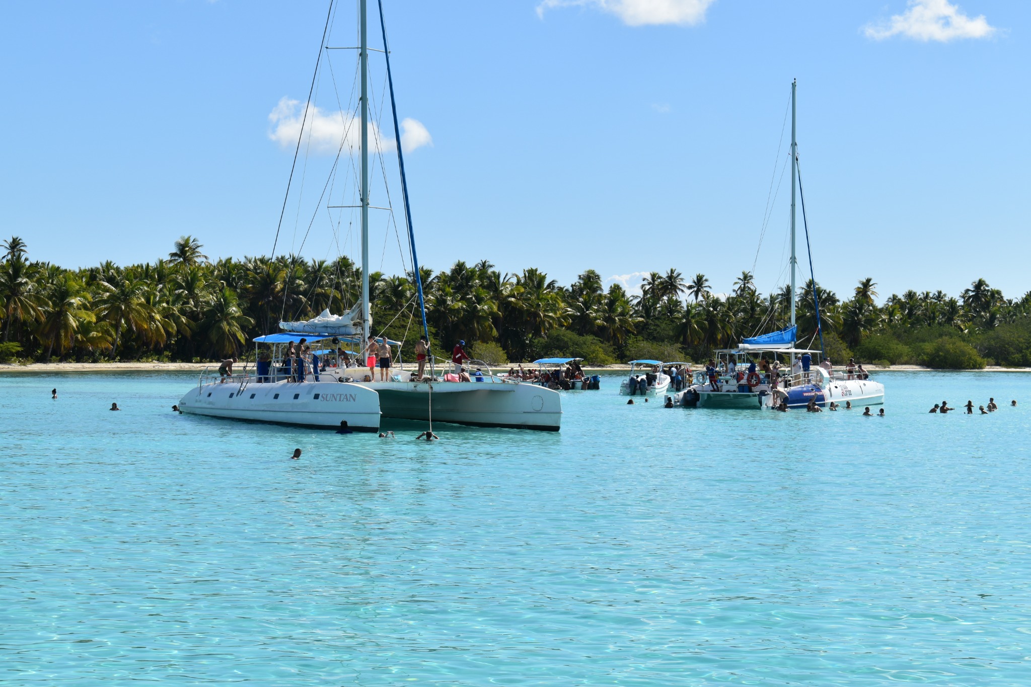 Catamarãs e água turquesa no passeio à ilha Saona com paragem na piscina natural em 2022
