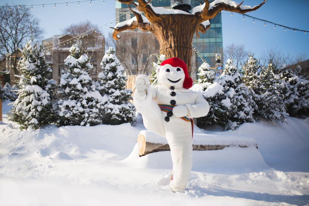Bonhomme Carnaval entre árvores cobertas de neve no Carnaval de Québec