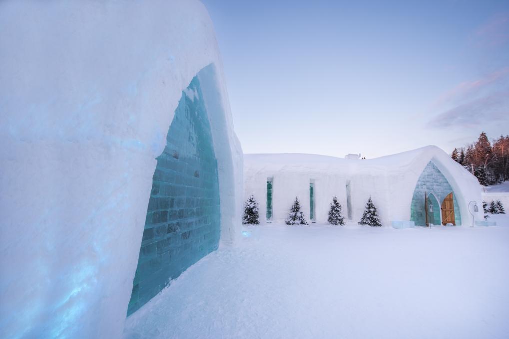 Arquitetura de neve e arcos de gelo do Hôtel de Glace numa edição anterior