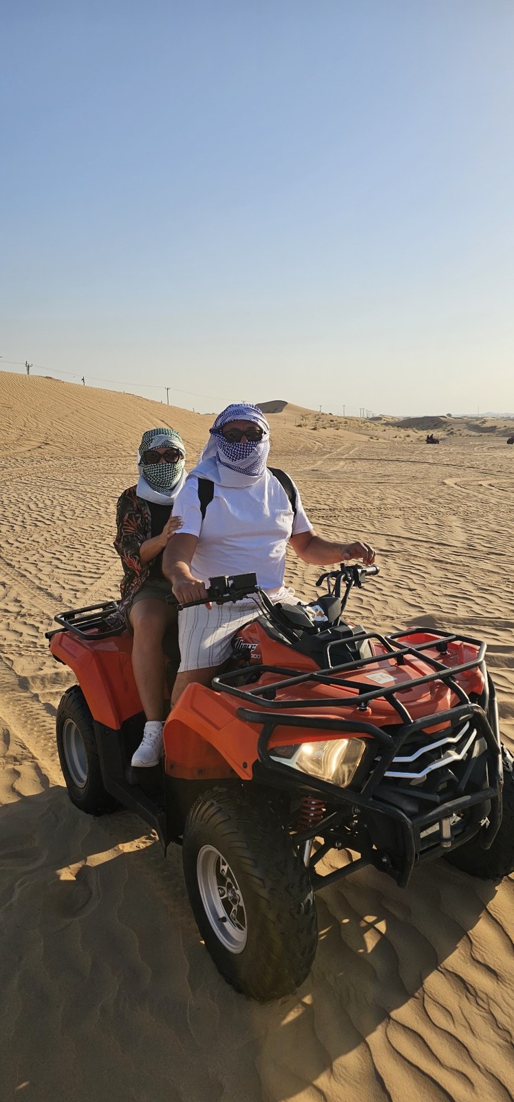 Hugo num quadriciclo durante a experiência no deserto