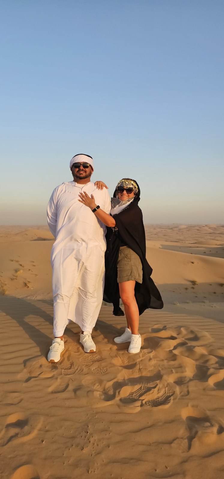 Marilene e Hugo juntos nas dunas ao final da tarde