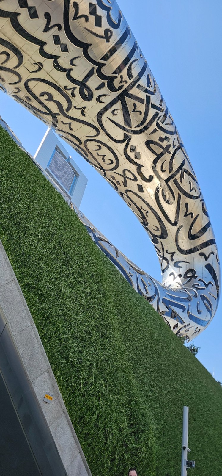 Exterior do Museu do Futuro com a sua caligrafia e forma curva