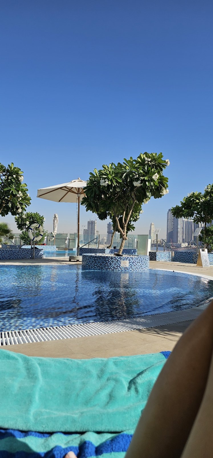 Piscina do hotel com vista para os edifícios do Dubai