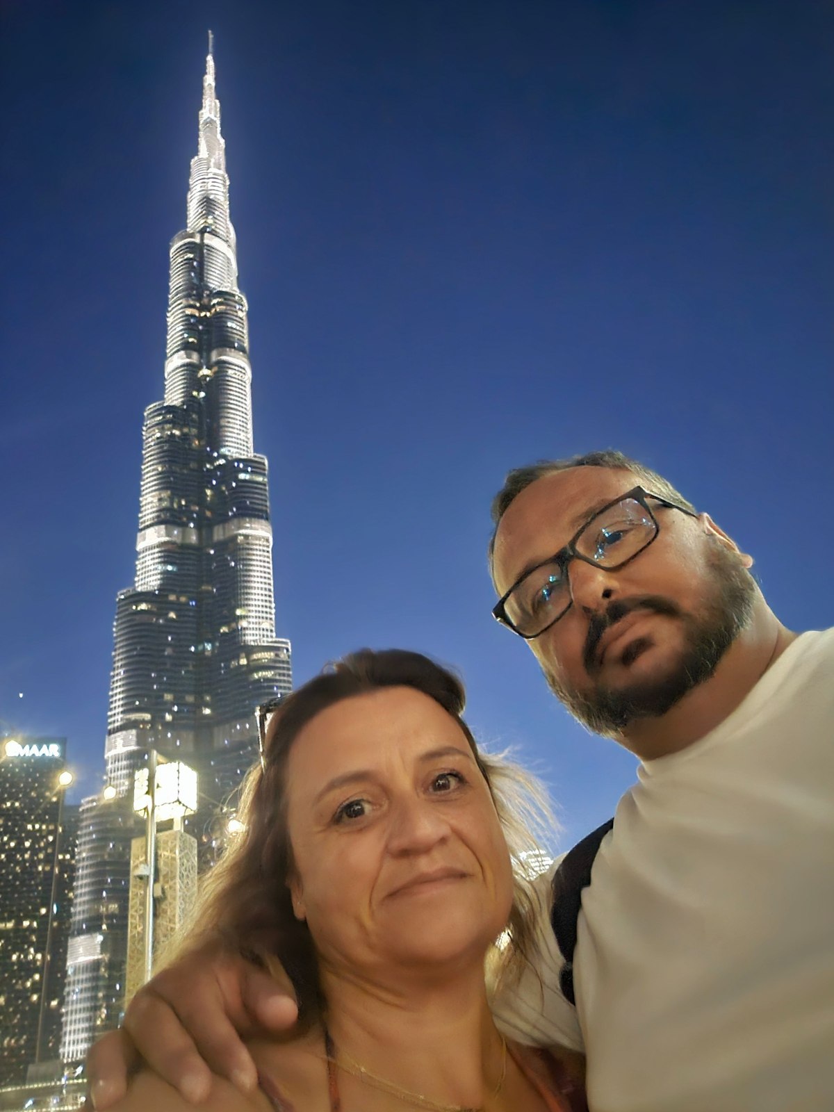 Marilene e Hugo em Downtown Dubai, com o Burj Khalifa iluminado ao fundo