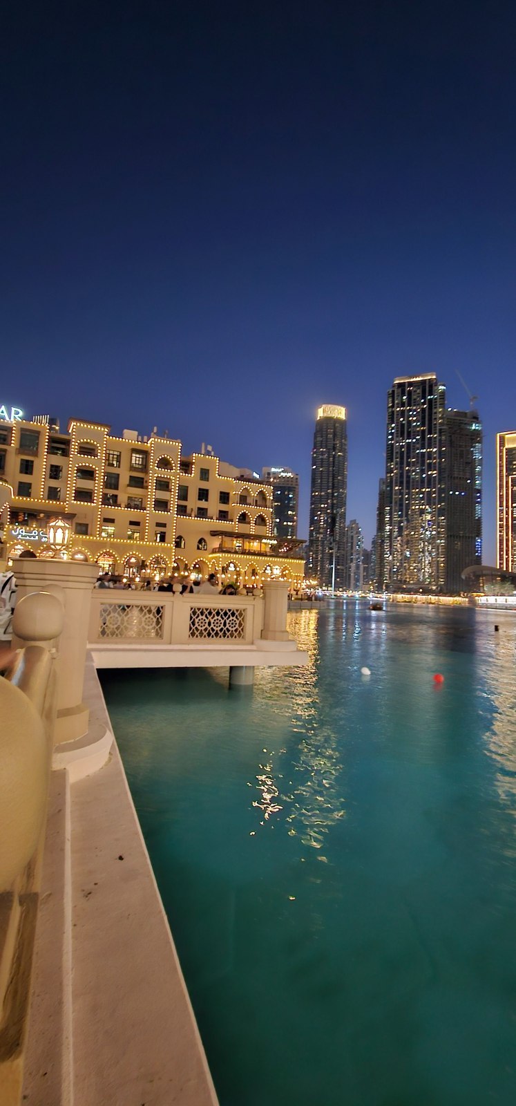 Lago e edifícios iluminados de Downtown Dubai à noite