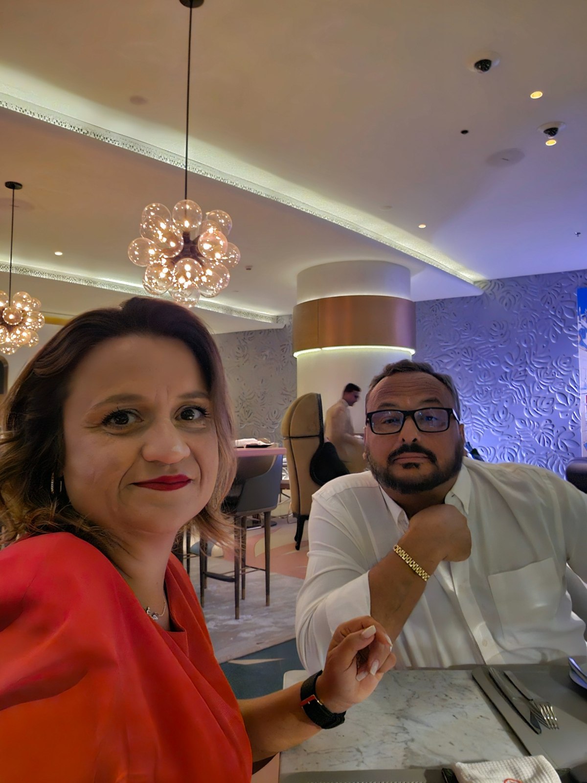 Marilene e Hugo à mesa no restaurante Pierre’s TT