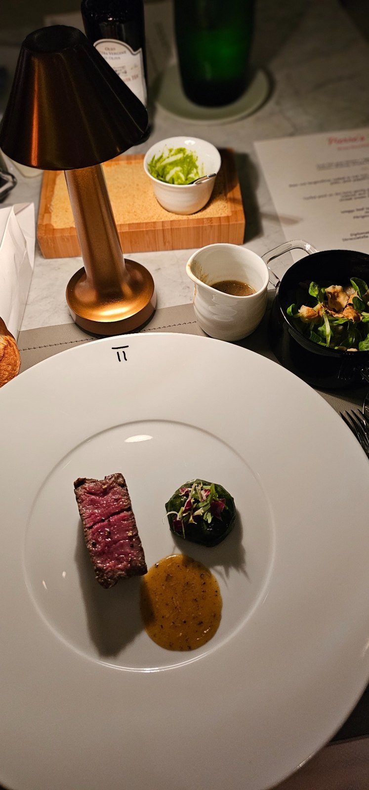 Prato de carne e acompanhamentos no Pierre’s TT
