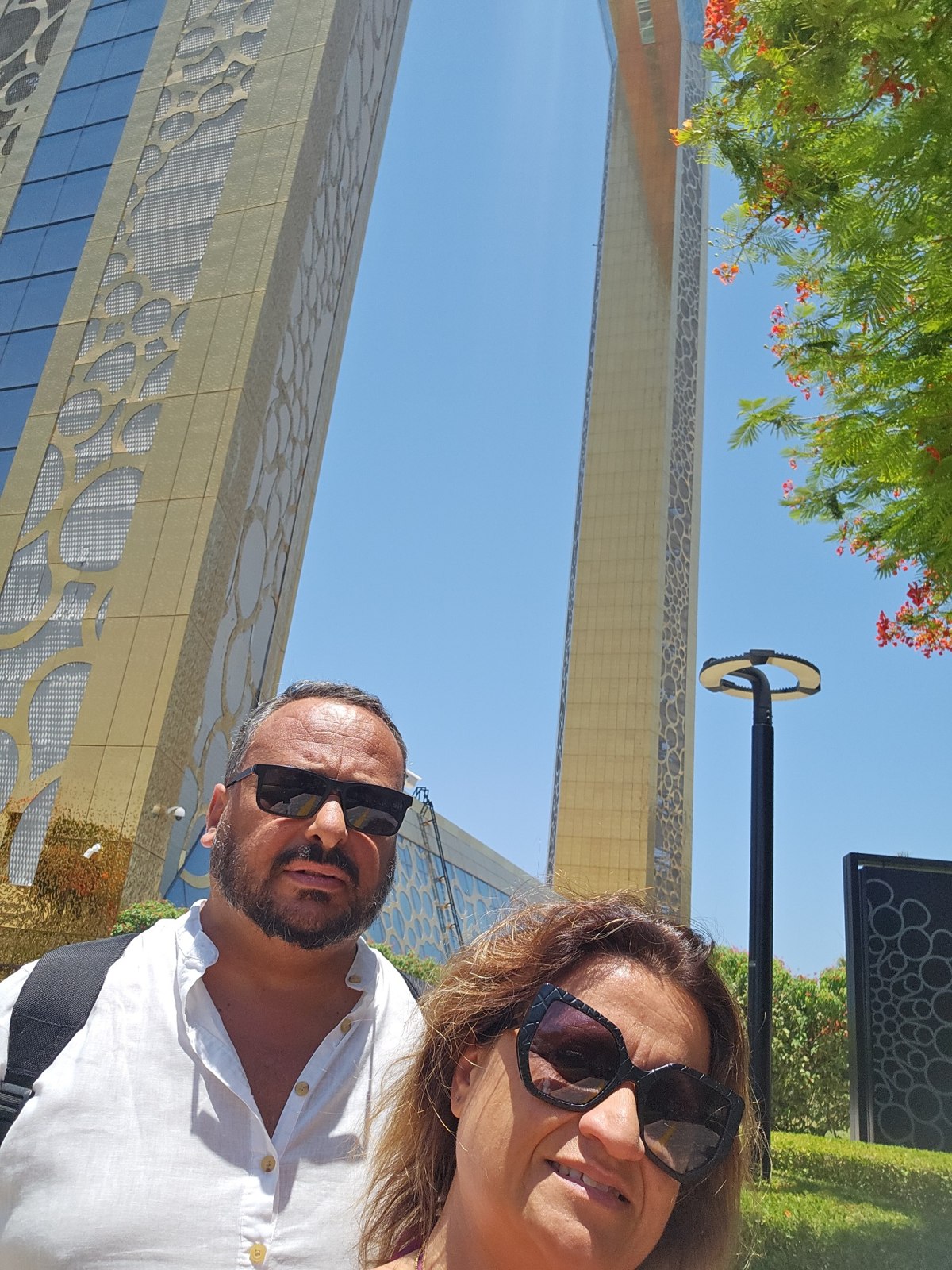 Marilene e Hugo junto ao Dubai Frame
