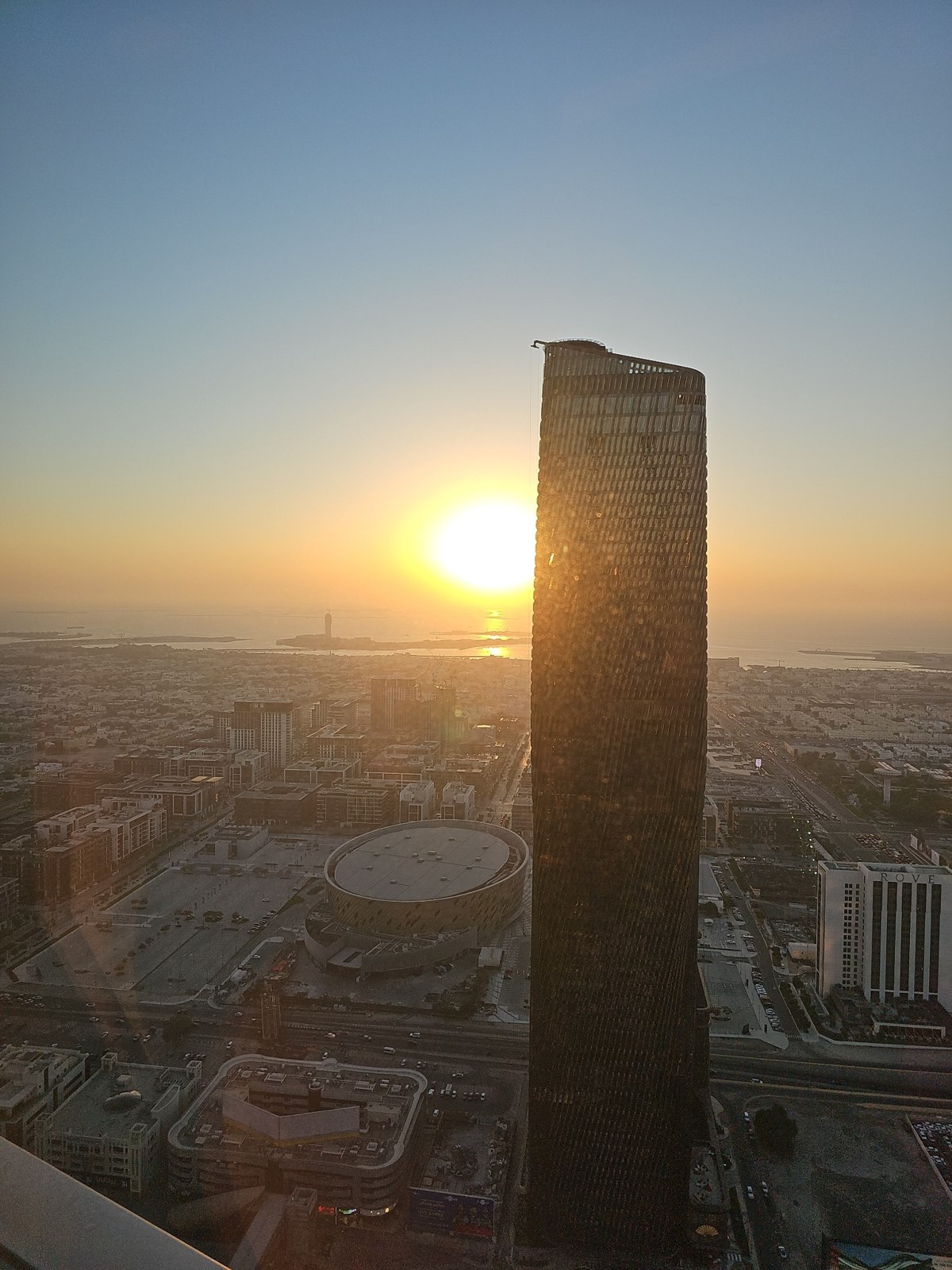 Pôr do sol sobre o Dubai visto através do vidro no Sky Views