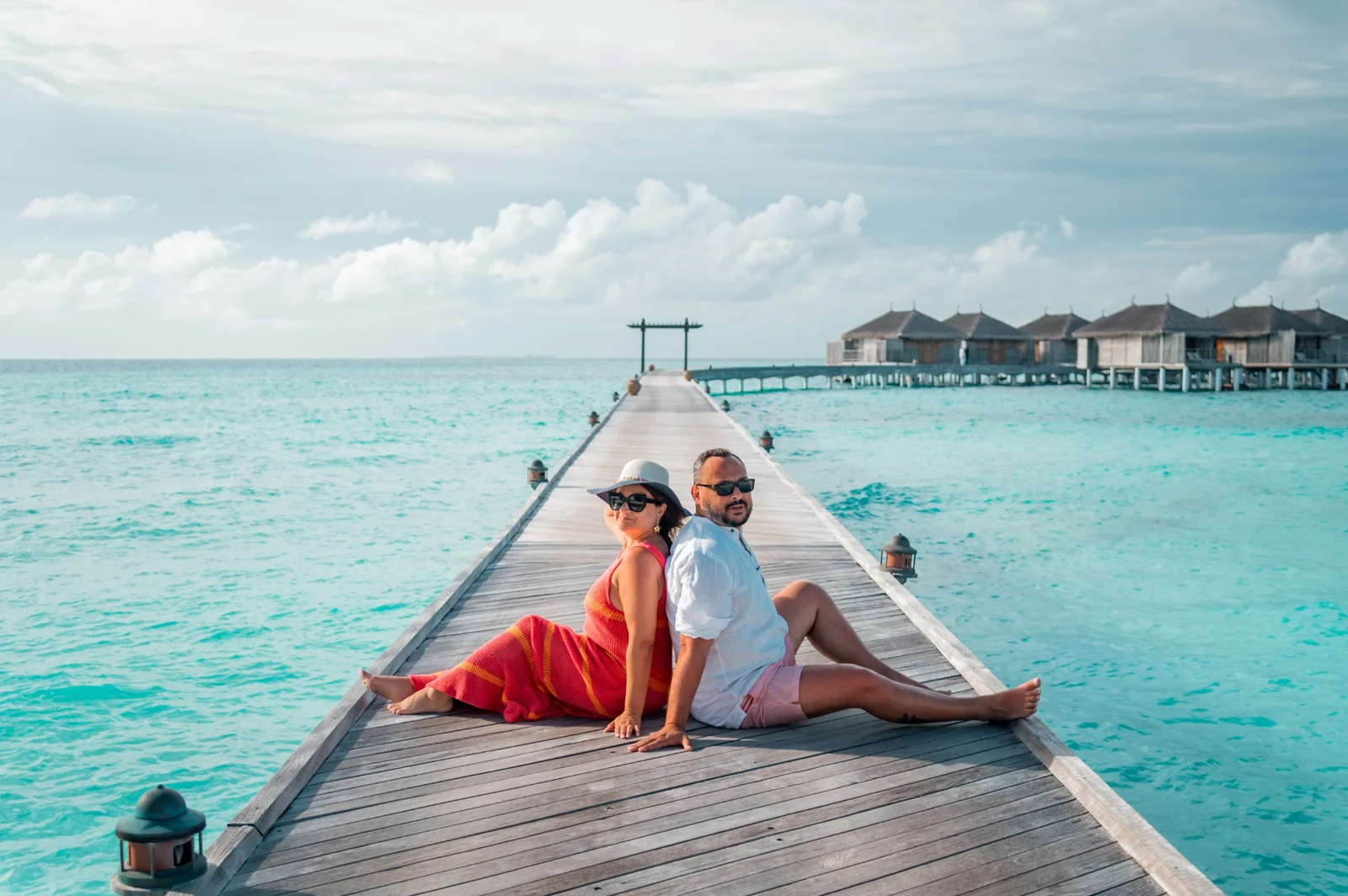 Marilene e Hugo no pontão do Constance Moofushi, na sua lua de mel nas Maldivas